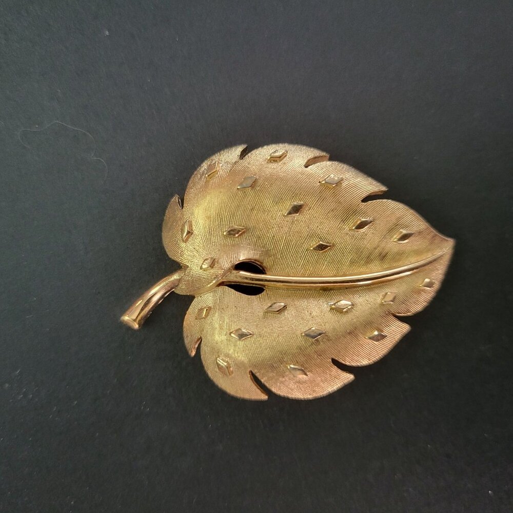 Vintage Trifari Gold Tone Leaf Brooch